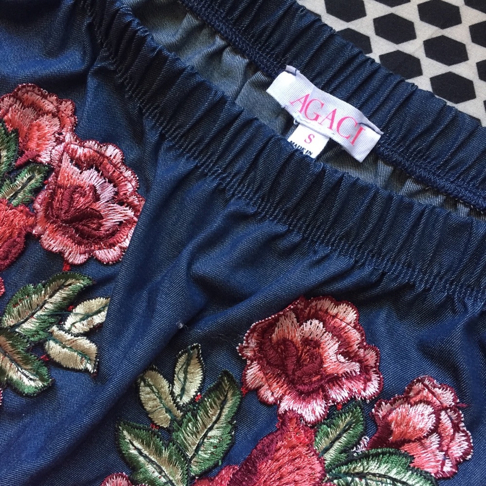 ⭐️4 for$30⭐️off the shoulder shirt embroidered - Picture 4 of 5
